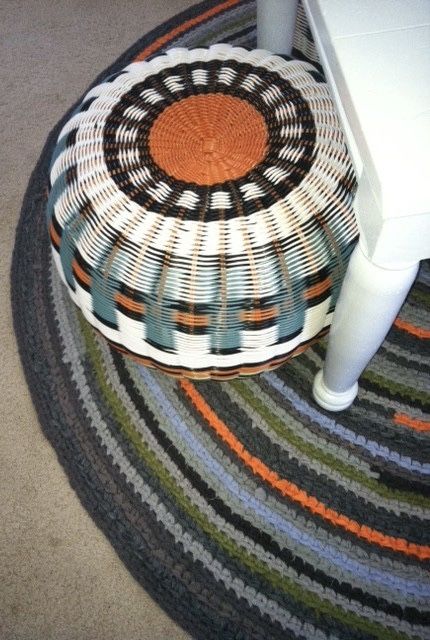 Tapis rond au crochet assorti à la housse du pouf