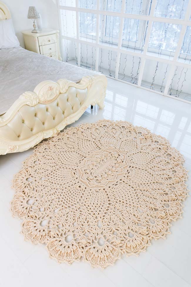 Tapis rond simple au crochet avec fleurs appliquées