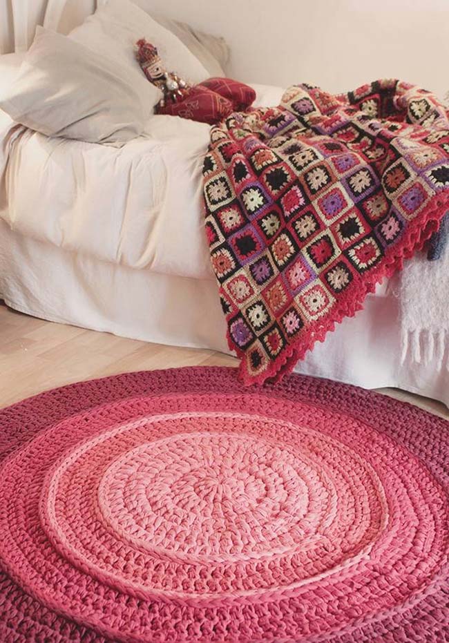 Tapis rond au crochet rose