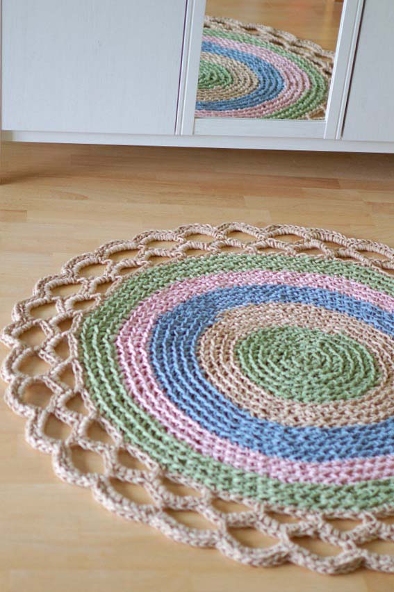 Barré sur le tapis rond au crochet pour la chambre