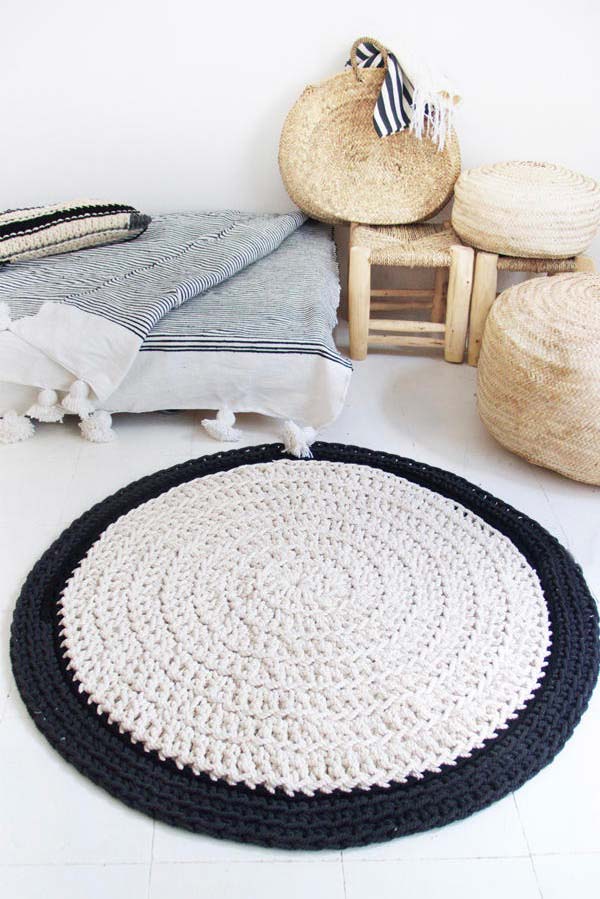 Tapis rond au crochet noir et blanc