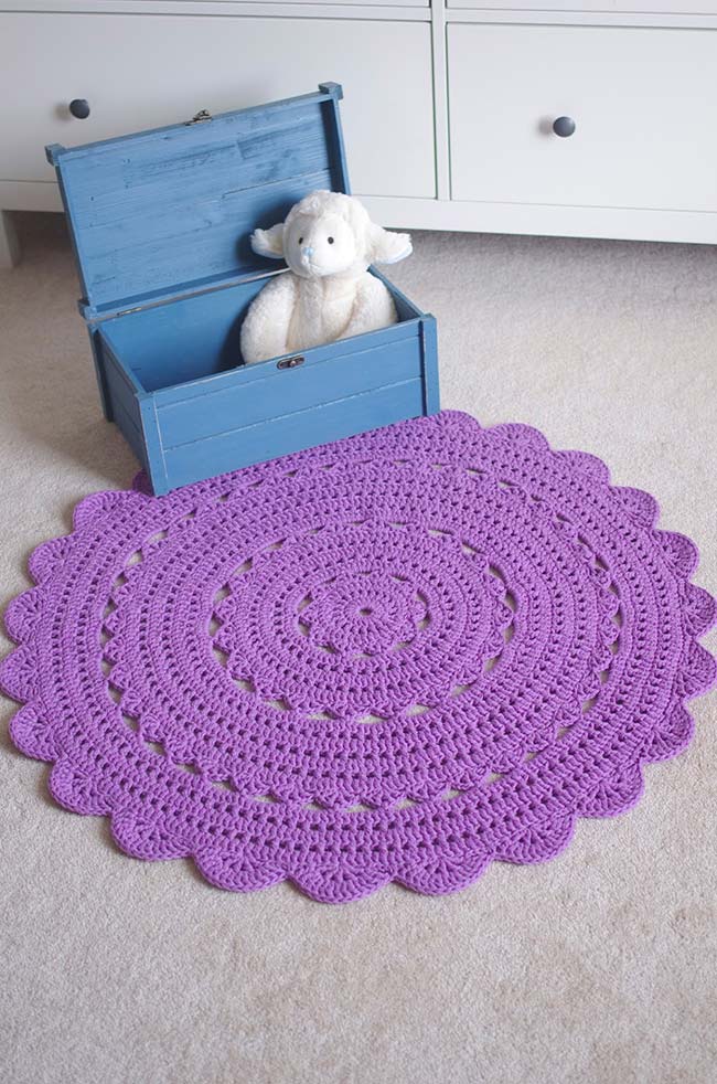 Tapis rond au crochet lilas