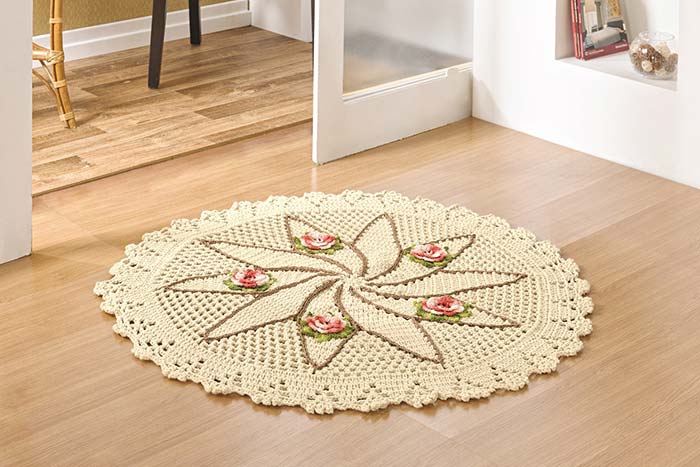 Le tapis rond au crochet accueille ceux qui arrivent à la maison