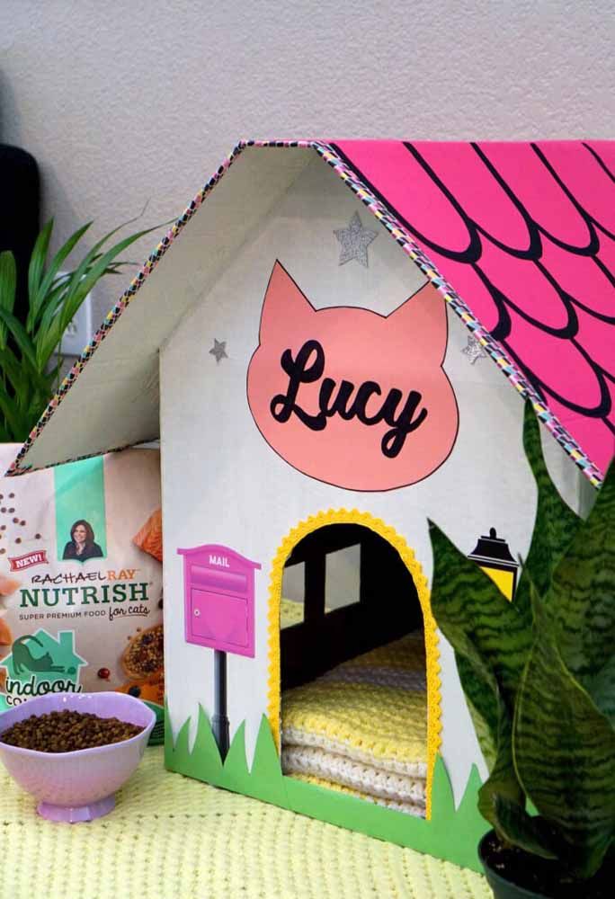 Maison en carton pour le chat;  utilisez votre créativité pour le décorer comme vous le souhaitez