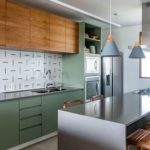 cozinha verde com madeira pequena minimalista