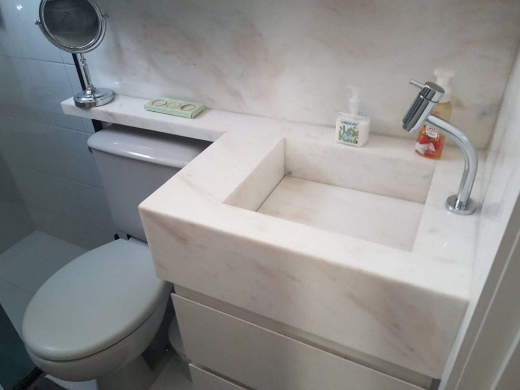 salle de bain en marbre blanc