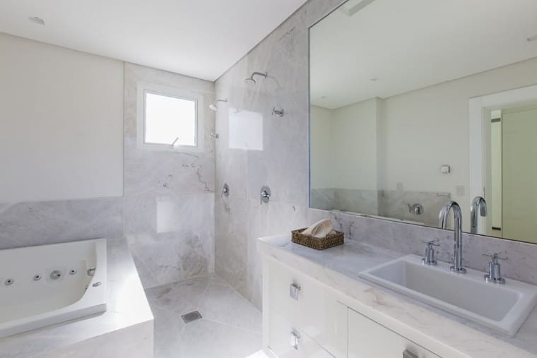 salle de bain en marbre blanc