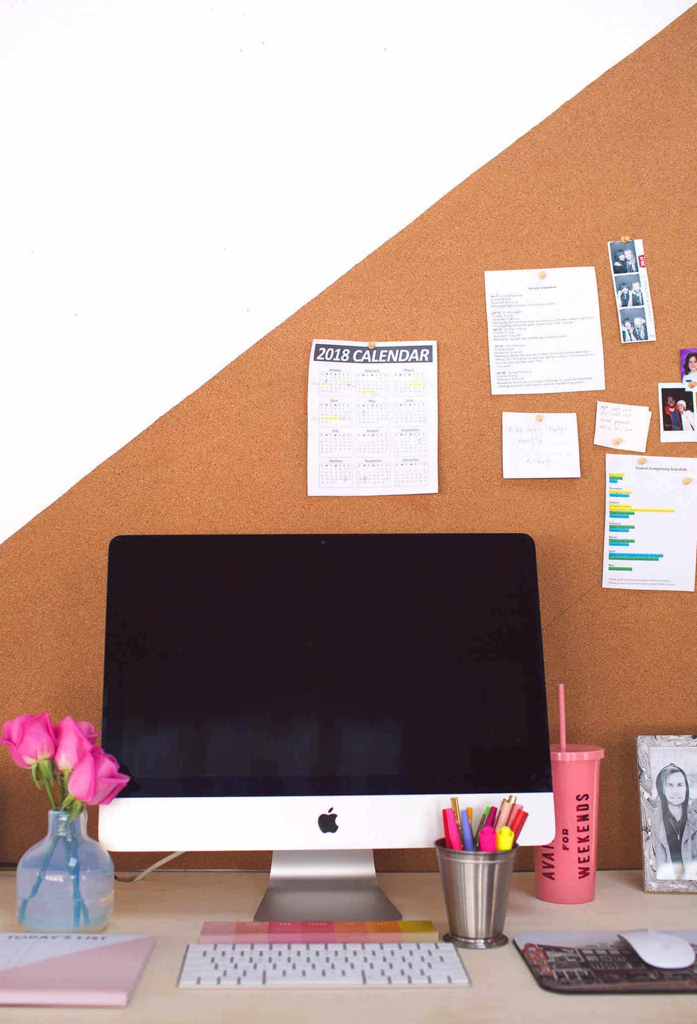 Le liège décore le mur du bureau à domicile et aide également à organiser les tâches quotidiennes