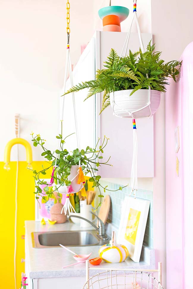 Pas d'espace pour les plantes?  Accrochez les vases au plafond et fabriquez vous-même le support