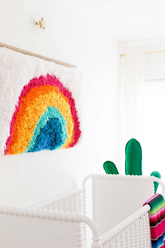 Chambre de bébé propre décorée de pièces colorées ponctuelles