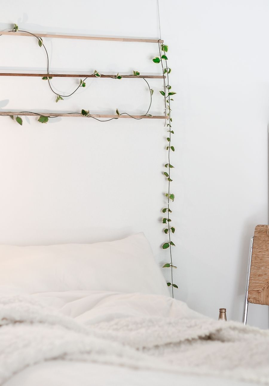 Corde à linge de feuilles vertes forme un détail gracieux sur le lit