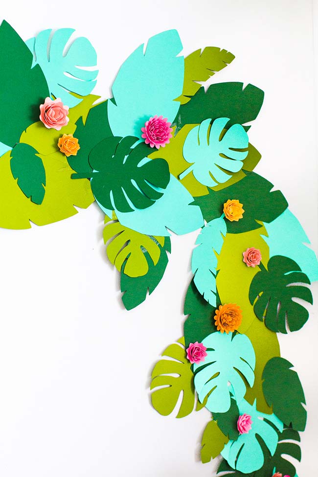 Décoration tropicale et colorée pour le mur faite avec des fleurs et des feuilles d'EVA