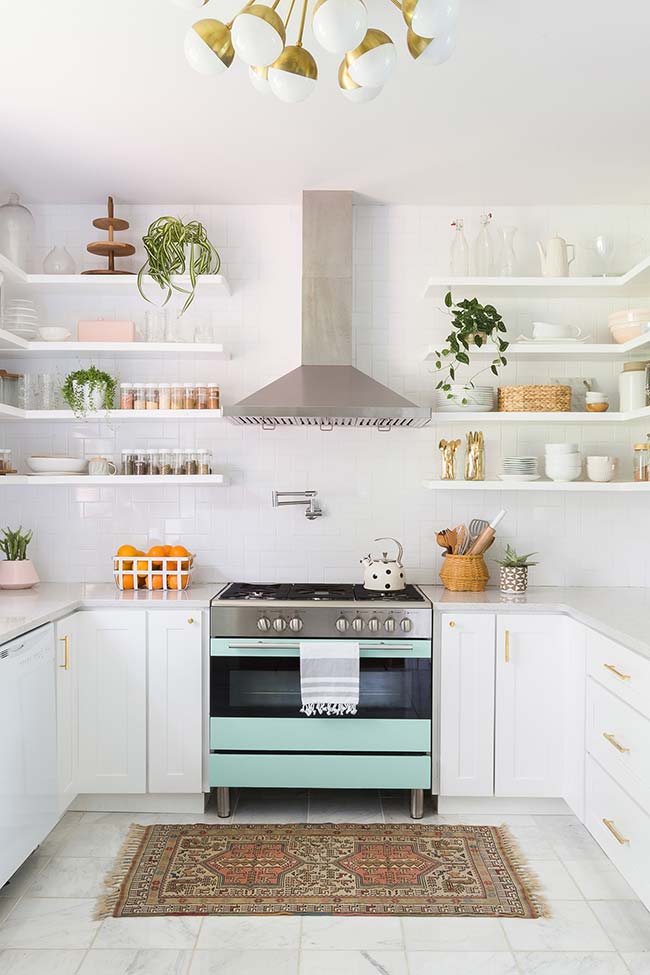 Juste un tableau sur la cuisinière et des pots de plantes pour `` illuminer '' le décor de cette cuisine