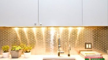 Tablettes dorées dans la cuisine: 40 inspirations pour vous!