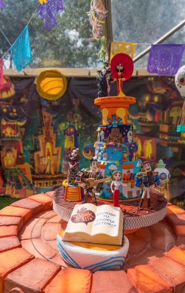 Que c'est beau cette table à gâteaux décorée sur le thème «Fête au paradis»