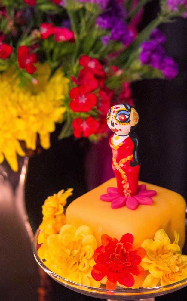 Des fleurs en pâte américaine décorent ce petit gâteau sur le thème «Party in Heaven»