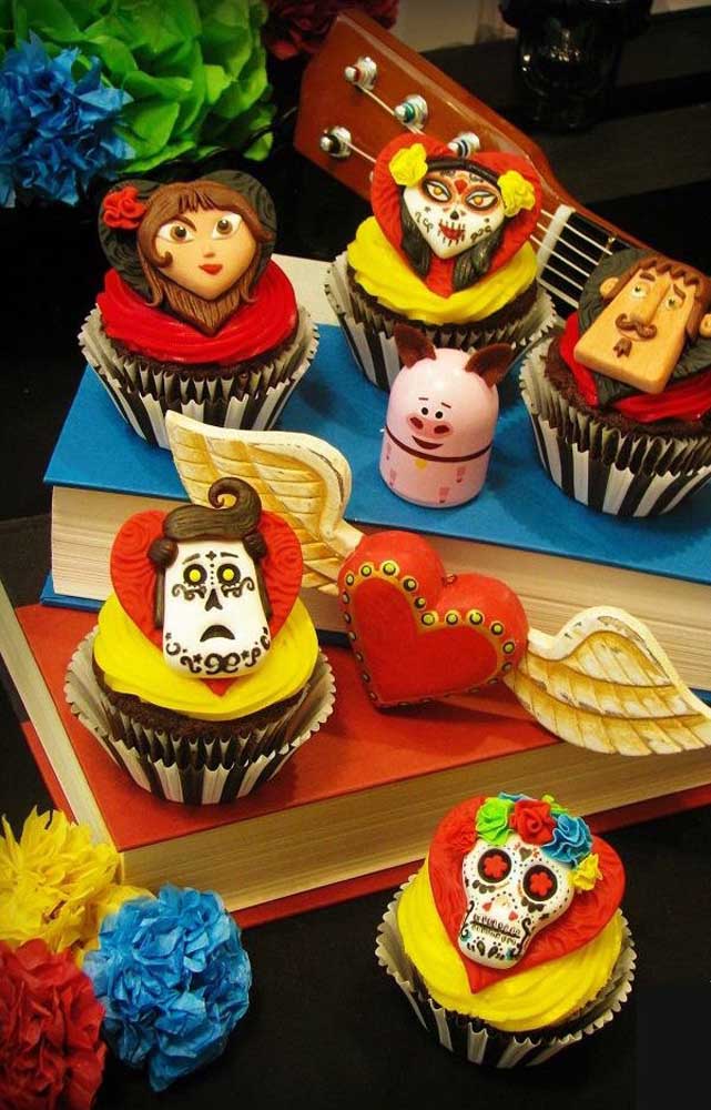 Comme c'est mignon ces cupcakes avec les visages des personnages en pâte américaine