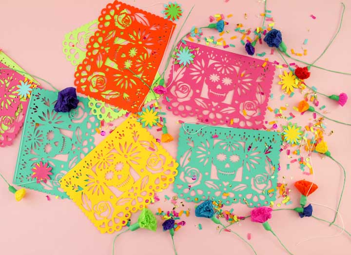 Fanions et papiers déchiquetés mexicains traditionnels;  pour compléter, fleurs colorées