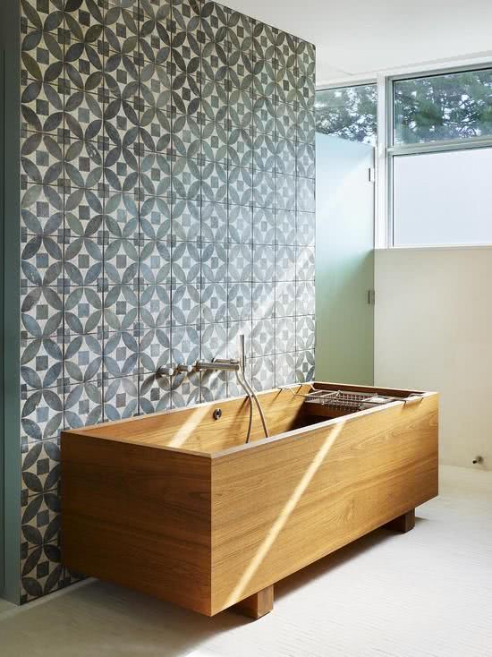 Salle de bain avec baignoire en bois