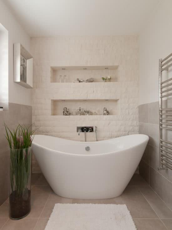 Baignoire blanche ondulée, salle de bain avec brique blanche et mur