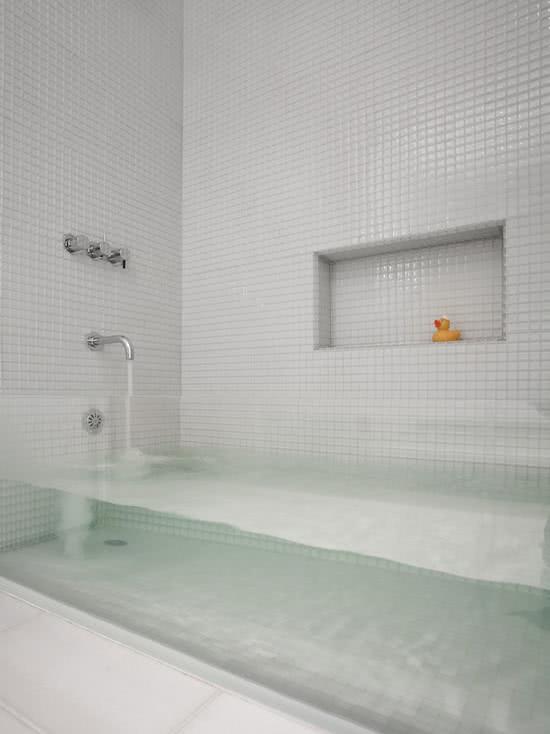 Salle de bain avec carrelage blanc et baignoire en acrylique