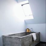Banheira de inox em banheiro com tijolinhos