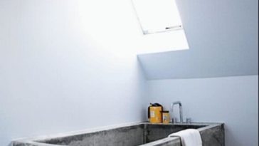 Banheira de inox em banheiro com tijolinhos