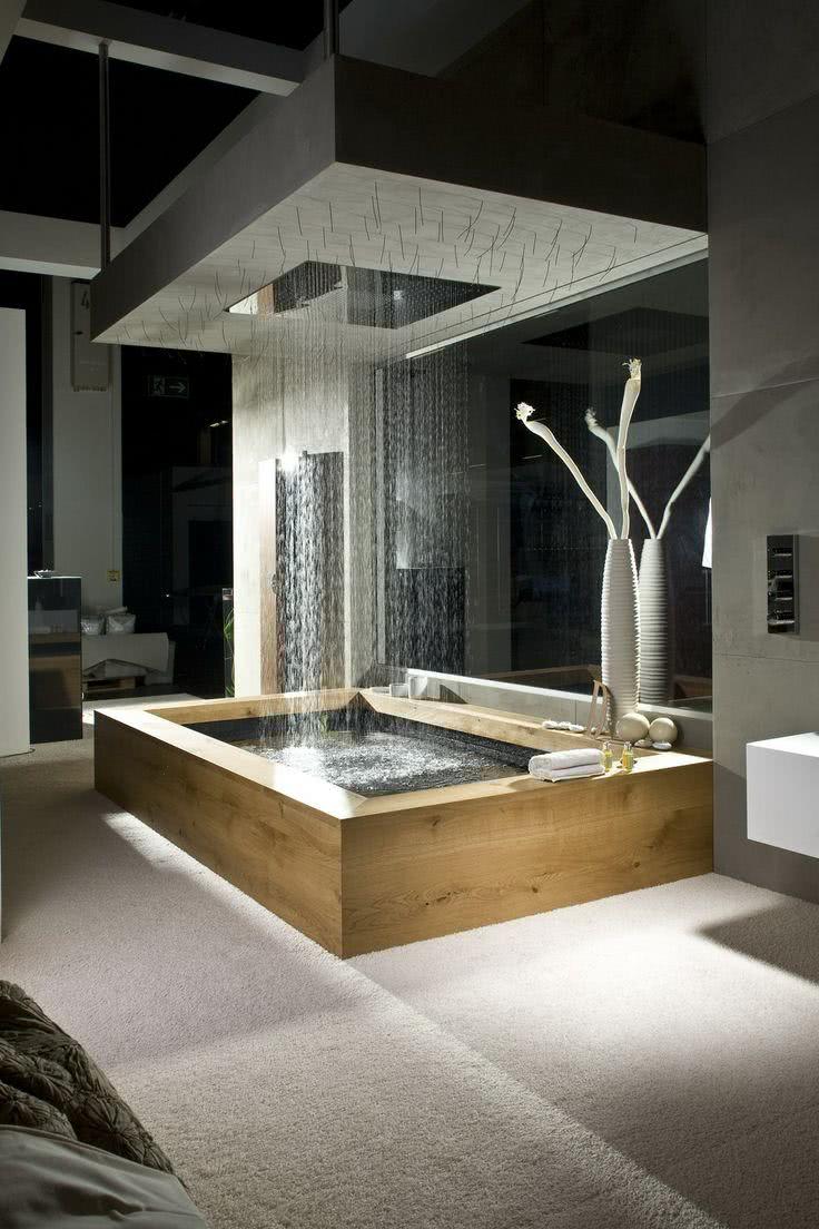 Baignoire de luxe avec douche au plafond