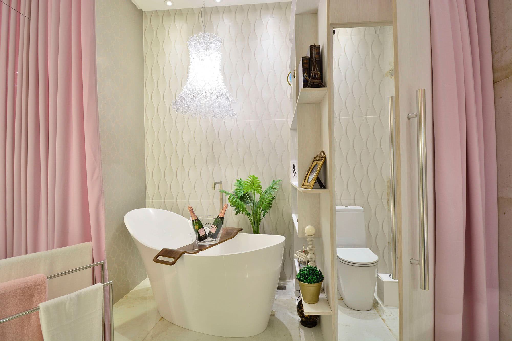 Laissez-vous inspirer dans la salle de bain rose avec une empreinte propre