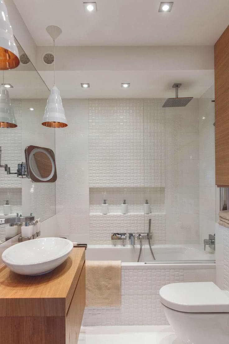 Pour ceux qui ont une très petite surface dans la salle de bain, vous pouvez investir dans une baignoire avec douche avec le projet