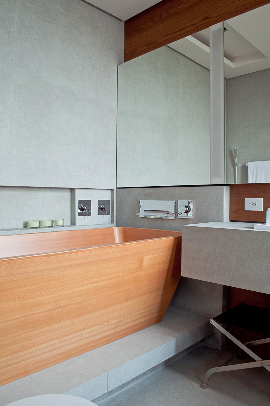 Salle de bain avec baignoire en bois