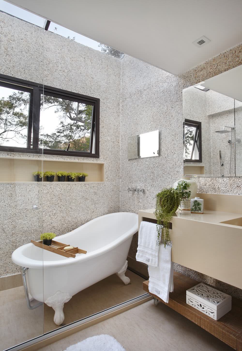 L'éclairage de la salle de bain facilite le champ visuel de l'environnement