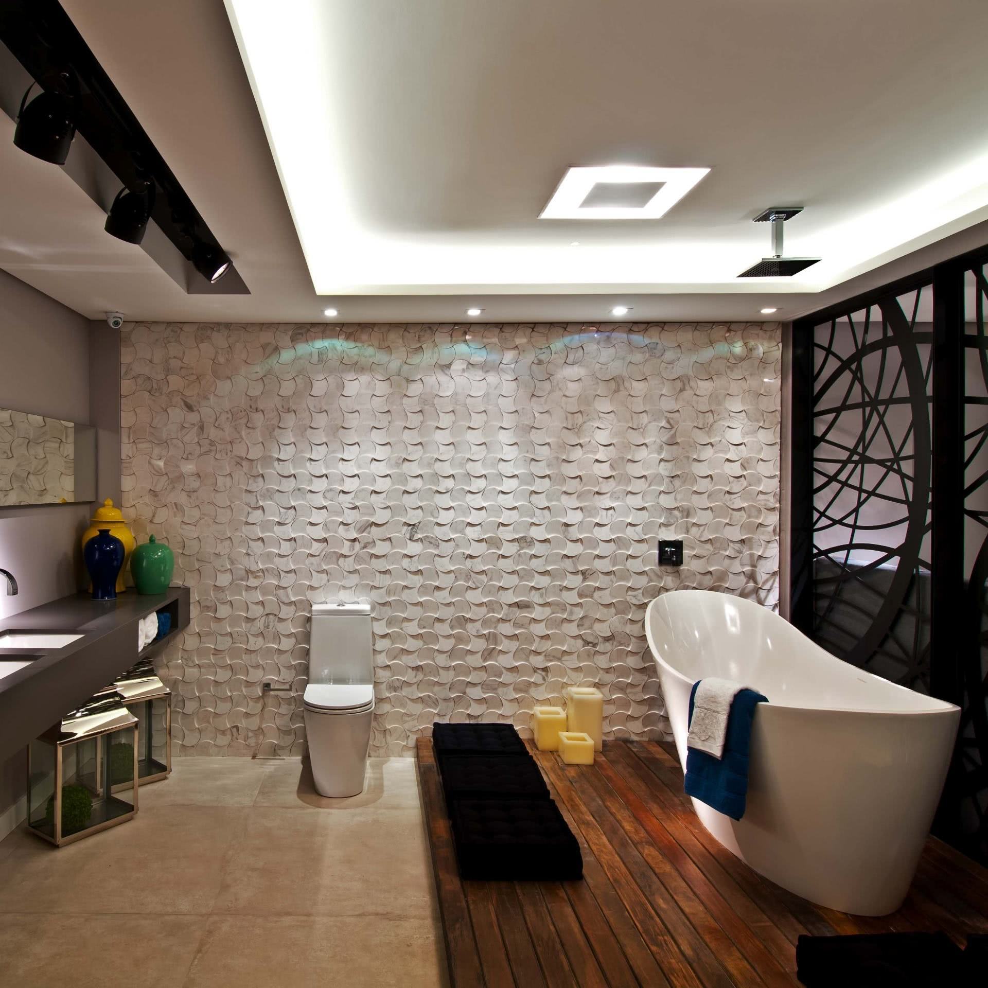 Le sol avec terrasse en bois suit très bien la proposition de salles de bain modernes