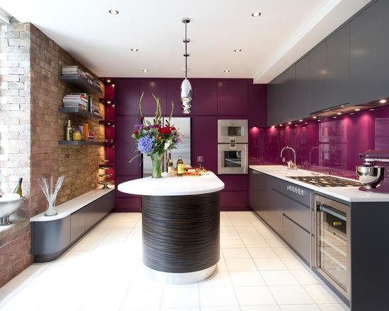 Le violet se distingue par cette cuisine moderne.