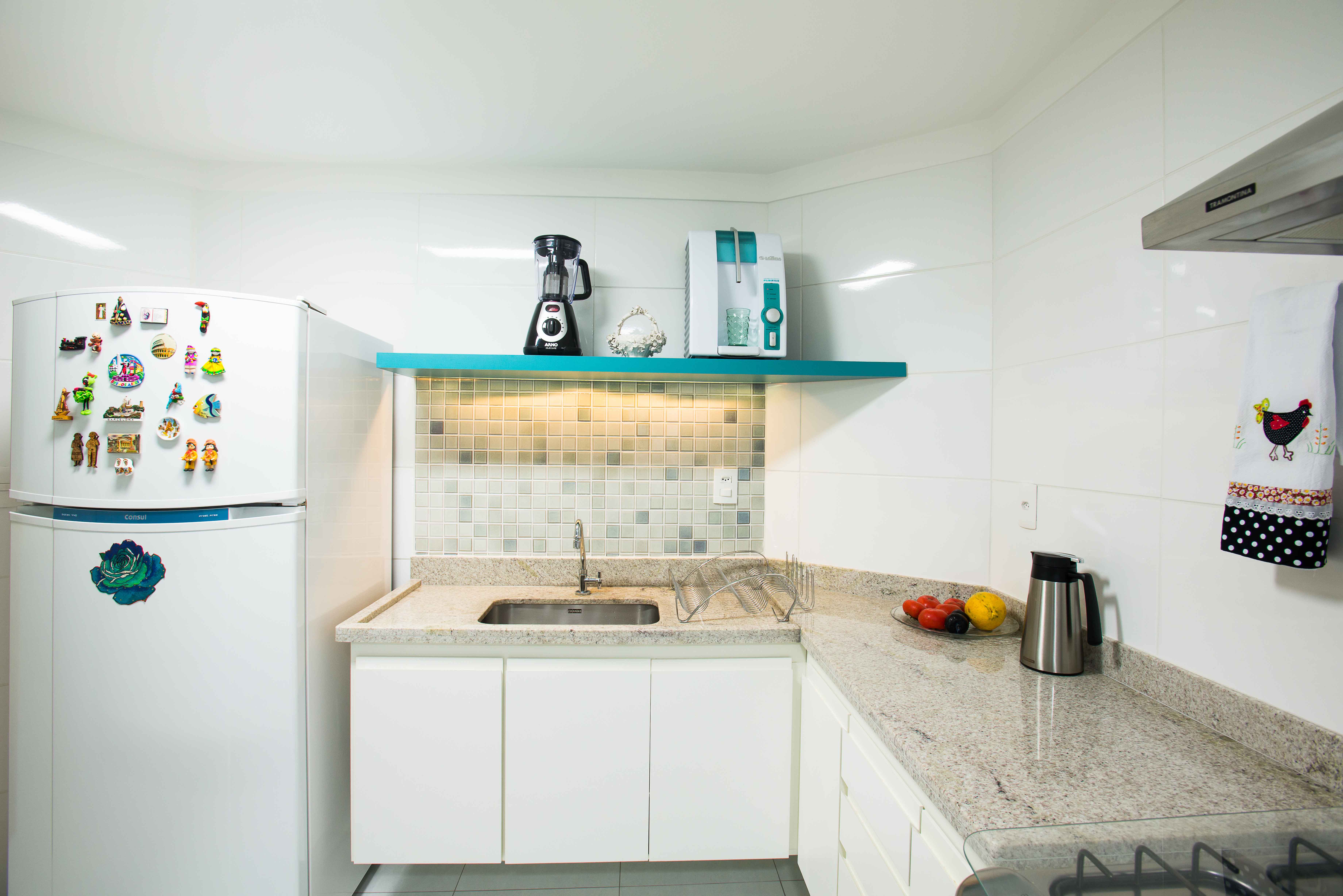 Les étagères colorées peuvent donner vie à votre cuisine.