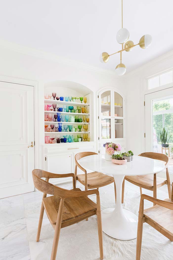 Idée créative: des bols colorés disposés sur une étagère pour allier praticité et décoration par couleur arc-en-ciel.