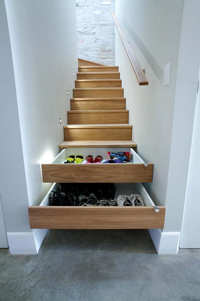 Stocker les chaussures avec des marches dans les escaliers: une idée créative
