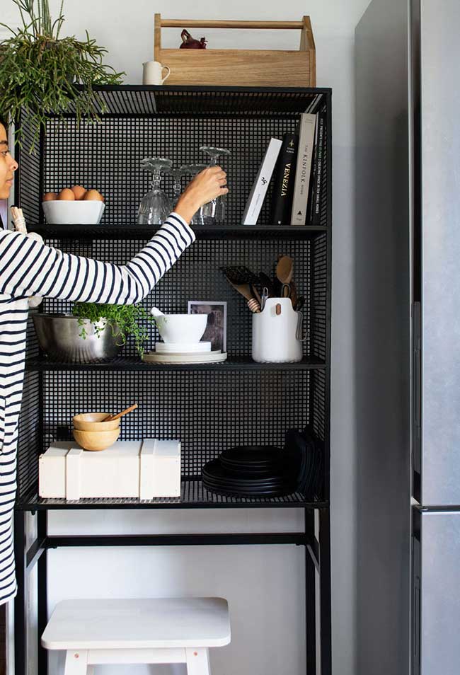 La niche en fil de fer fixée au plafond organise les objets