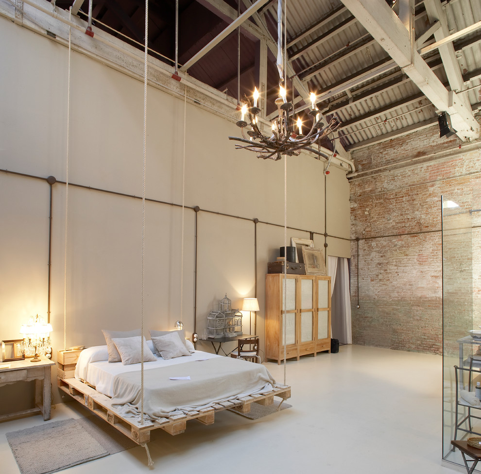 Une belle option de lit de palette suspendu dans un environnement avec de hauts plafonds
