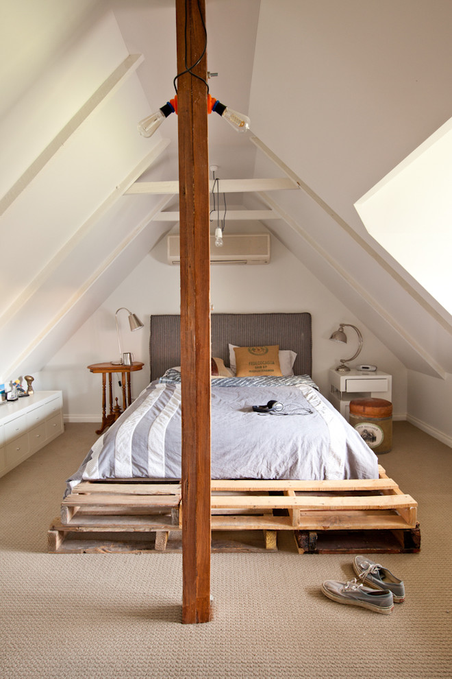 Le lit de palette simple et bas est parfait pour les environnements comme le grenier