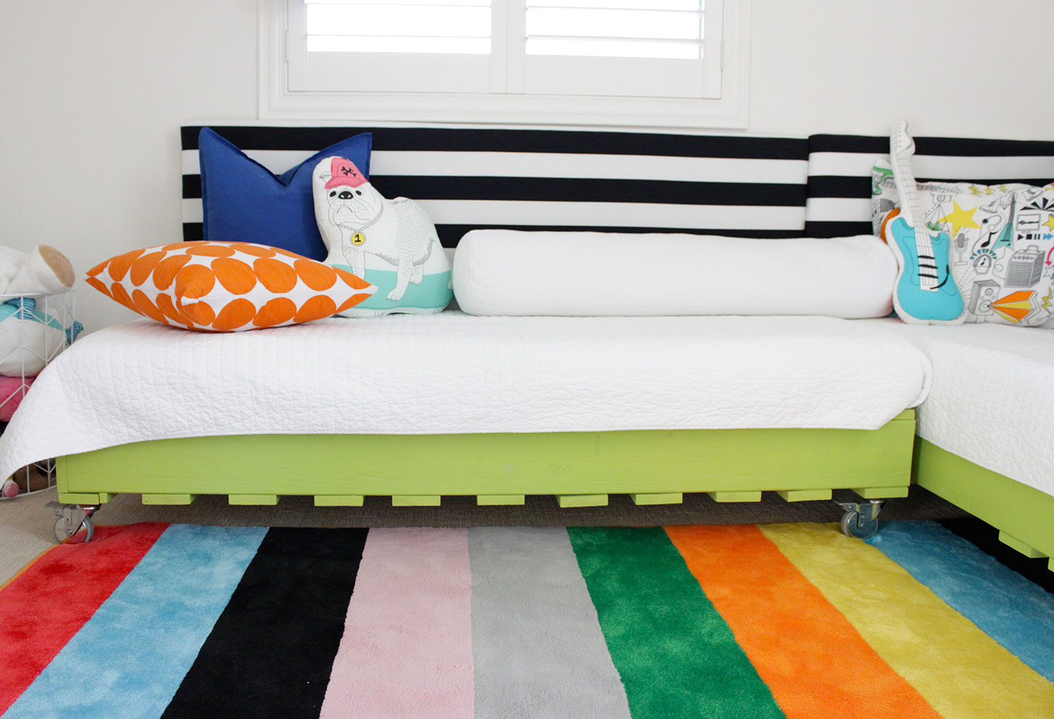 Fabriquez un canapé-lit pour enfants et peignez le matériau dans une couleur vibrante