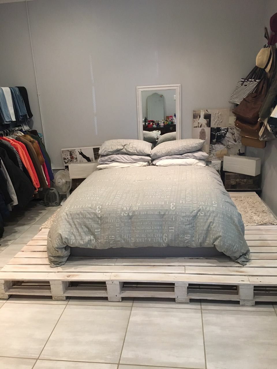 Chambre double simple avec lit de palette