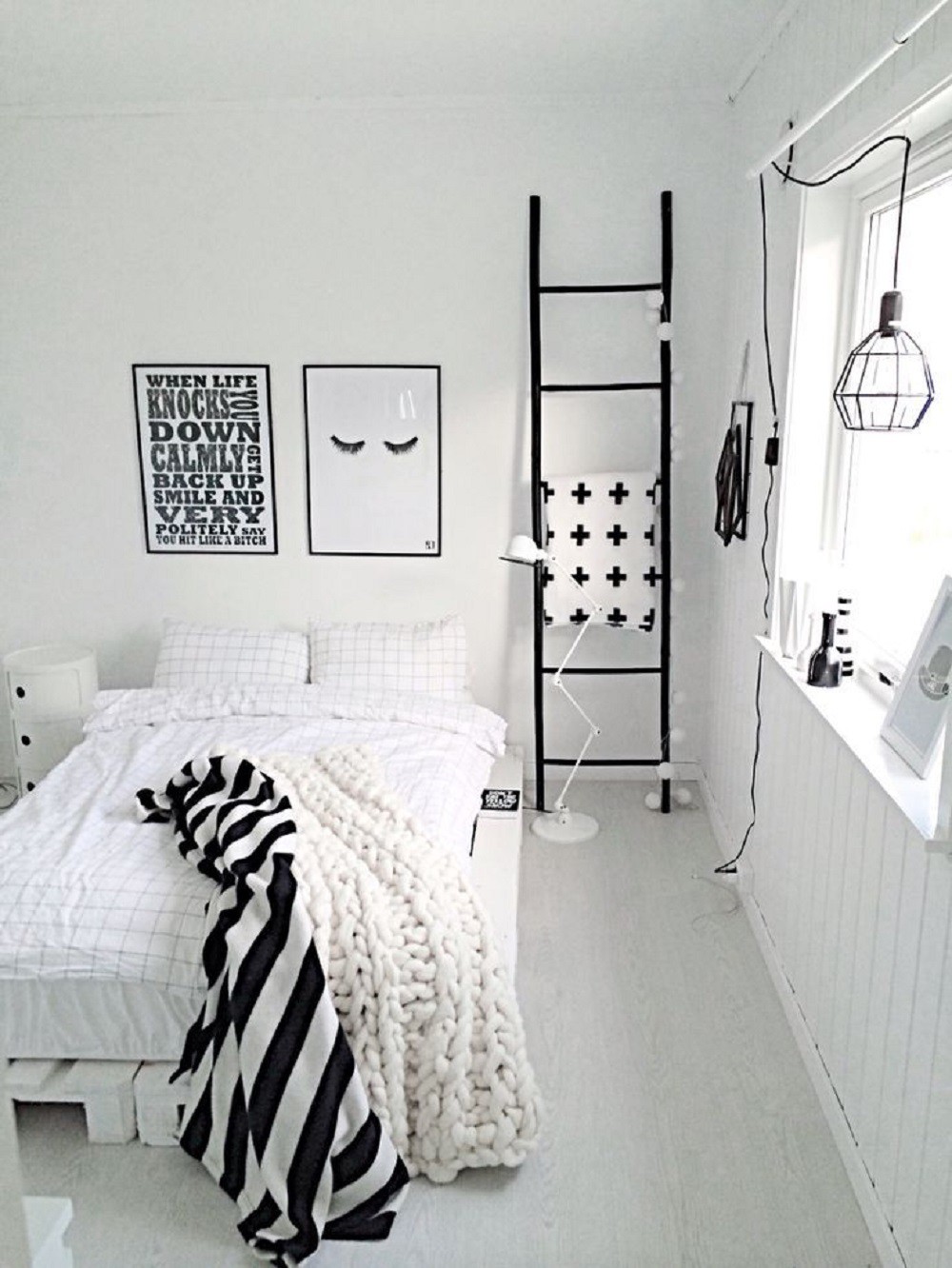 Chambre minimaliste avec lit de palette