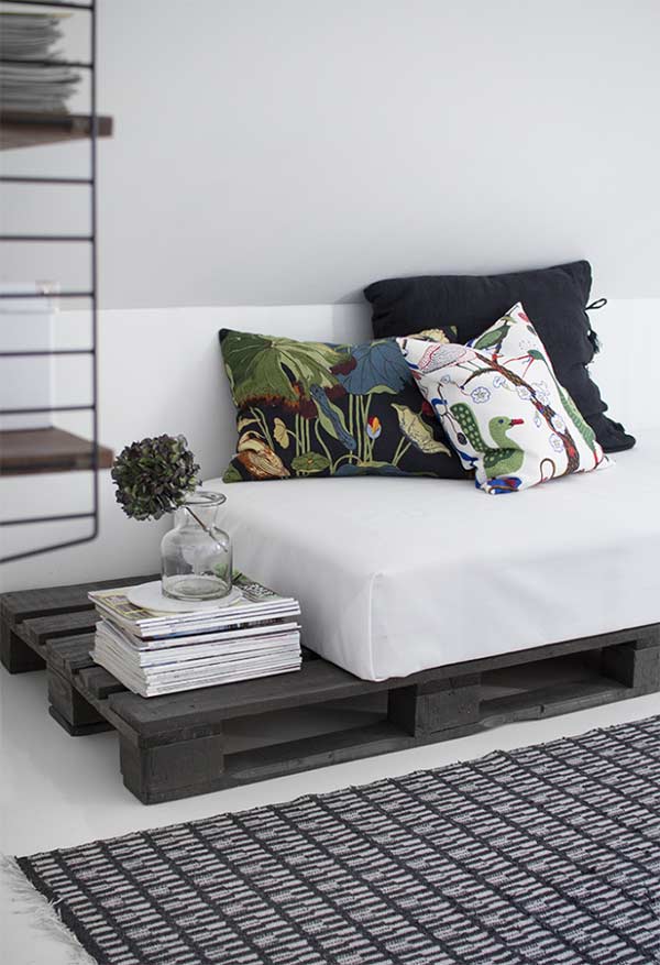 Canapé-lit simple en palette