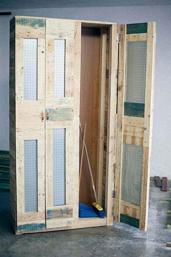 Armoire à palettes multifonction avec portes en plaques d'eucatex