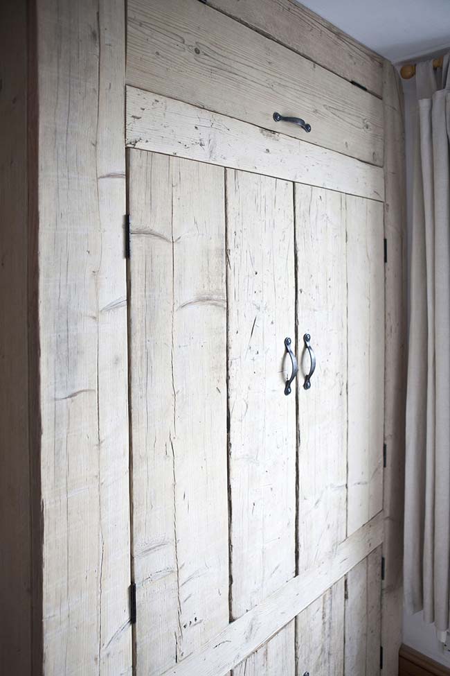 Armoire à palettes avec poignées