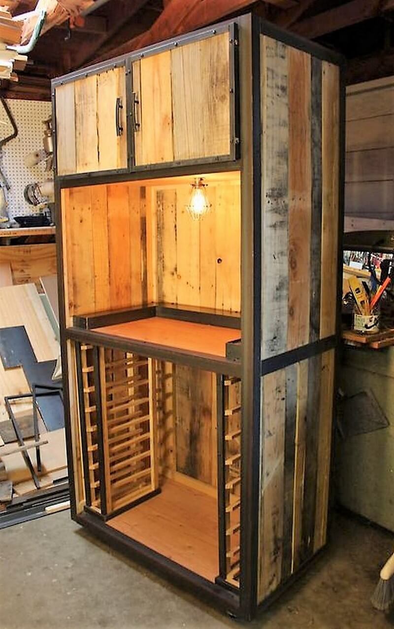 Armoire à palettes avec lampe à l'intérieur