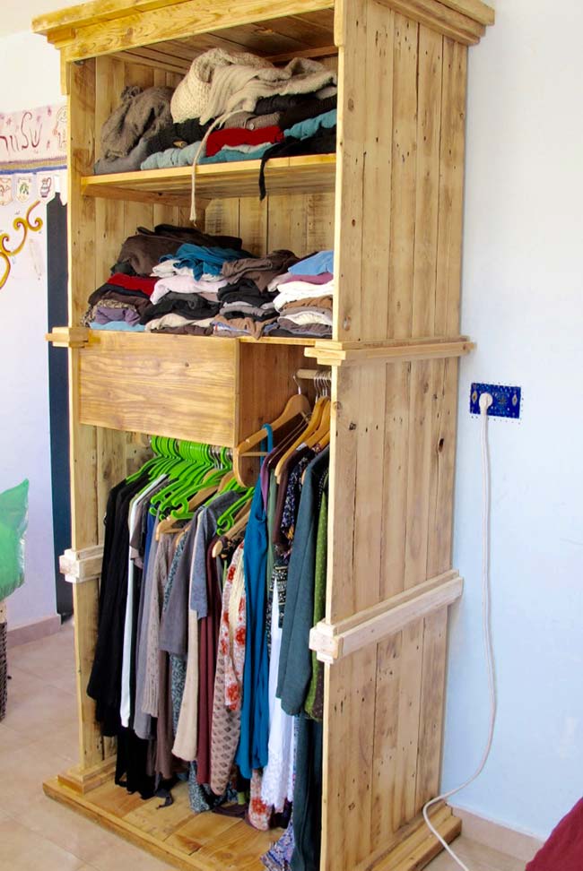 Armoire à palettes avec étagère