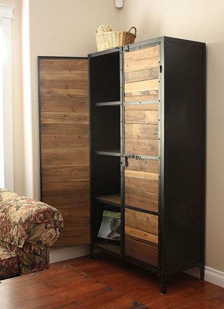 Armoire à palettes avec porte donnant sur le salon