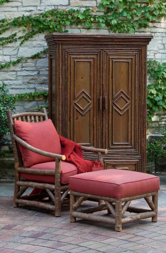 Tout le confort d'un fauteuil en bois pour l'extérieur;  l'armoire juste derrière complète le décor